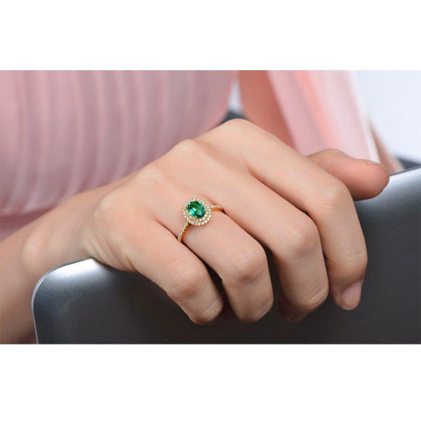 Anel Oval Cravejado com Diamantes Esmeralda