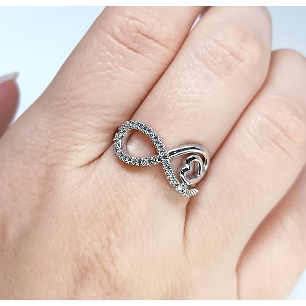 Anel em Ouro 18k Infinito com Diamantes 