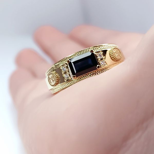 Anel de Formatura Personalizada Masculino com Pedra Central Carrê para o curso Administração e Demais cursos