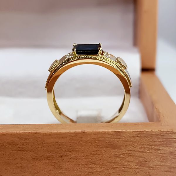 Anel de Formatura Personalizada Masculino com Pedra Central Carrê para o curso Administração e Demais cursos