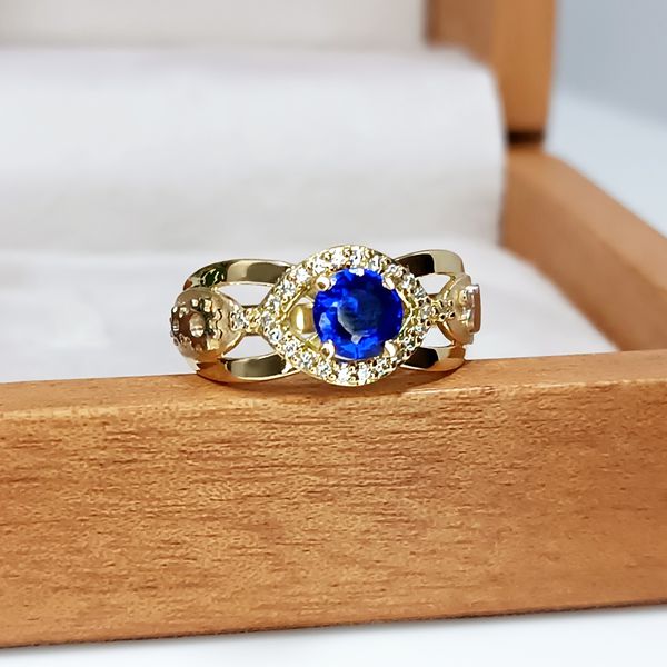 Anel de Formatura Ouro 18k com Pedra Redonda Central e Brilhantes