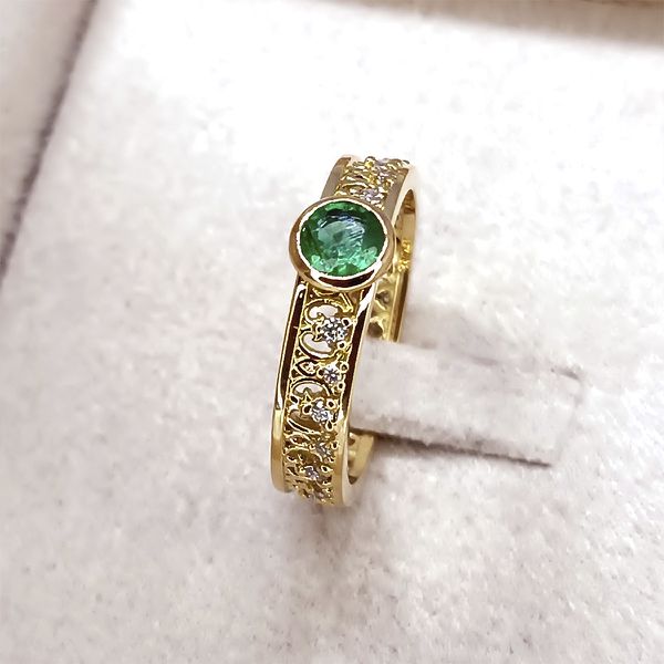 Anel de Formatura em Ouro 18k Personalizado com Esmeralda