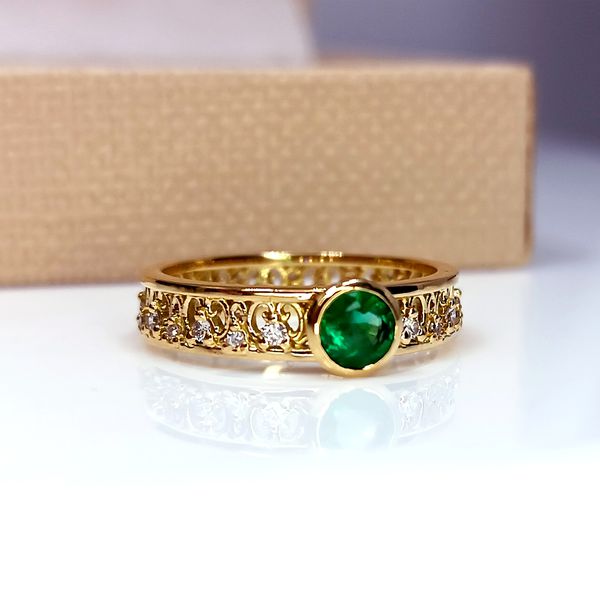 Anel de Formatura em Ouro 18k Personalizado com Esmeralda