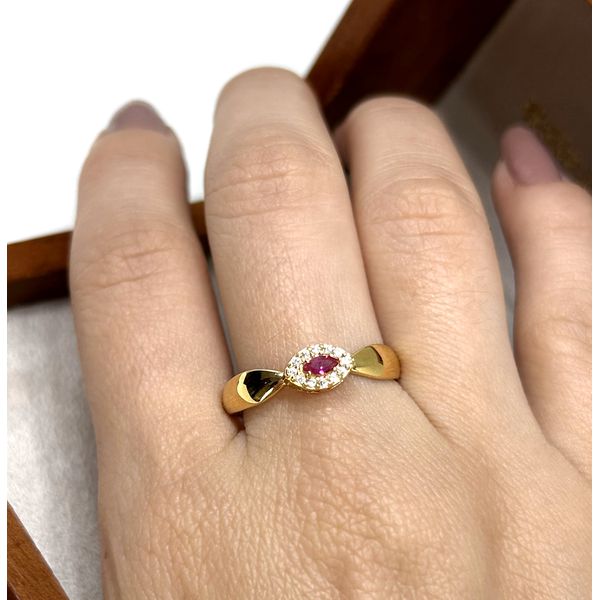 Anel de Formatura em Ouro 18k com Pedra Navete personalizado