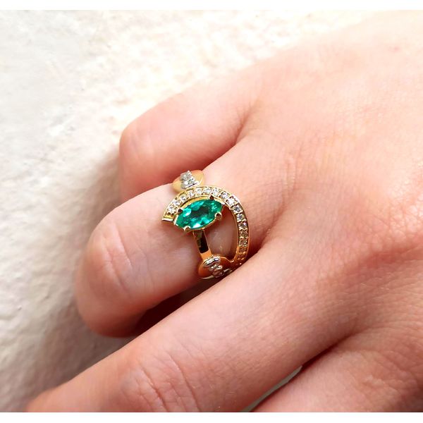Anel de Formatura Medicina Feminino com Esmeralda Ouro 18k