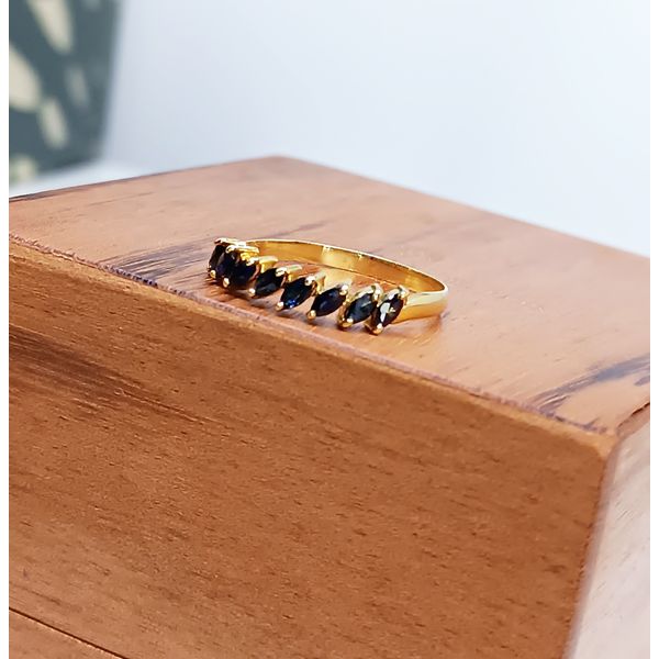 Meia Aliança em Ouro 18k Cravejada com Rubi , Safira Natural