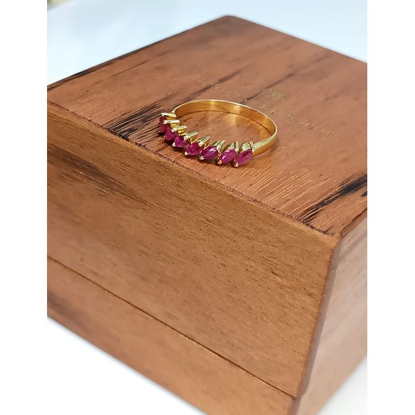 Meia Aliança em Ouro 18k Cravejada com Rubi , Safira Natural