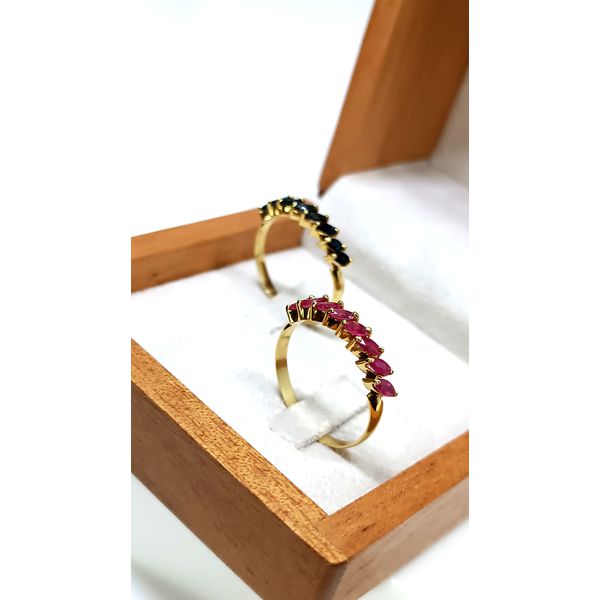 Meia Aliança em Ouro 18k Cravejada com Rubi , Safira Natural