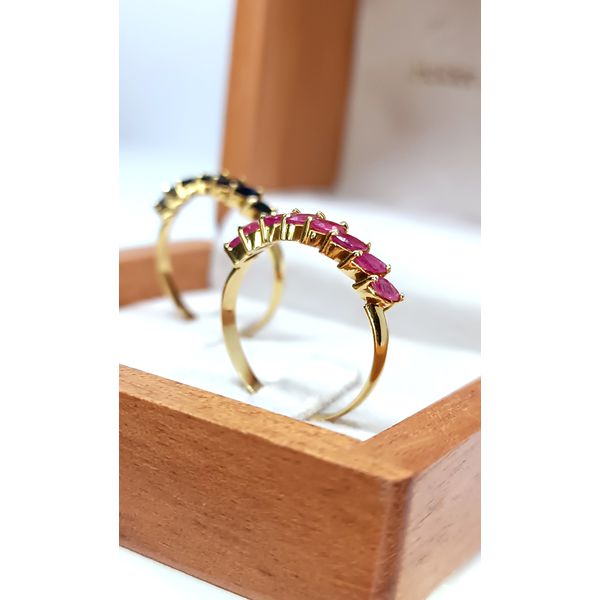 Meia Aliança em Ouro 18k Cravejada com Rubi , Safira Natural