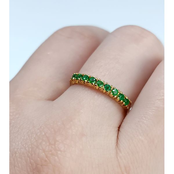 Meia Aliança em Ouro 18k para casamento e Noivado Cravejada com Esmeraldas 