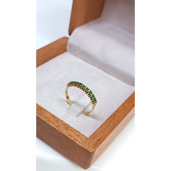 Meia Aliança em Ouro 18k para casamento e Noivado Cravejada com Esmeraldas 