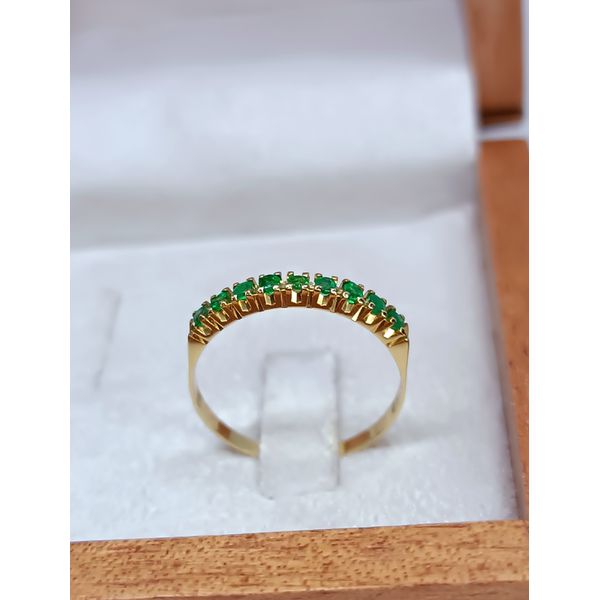 Meia Aliança em Ouro 18k para casamento e Noivado Cravejada com Esmeraldas 