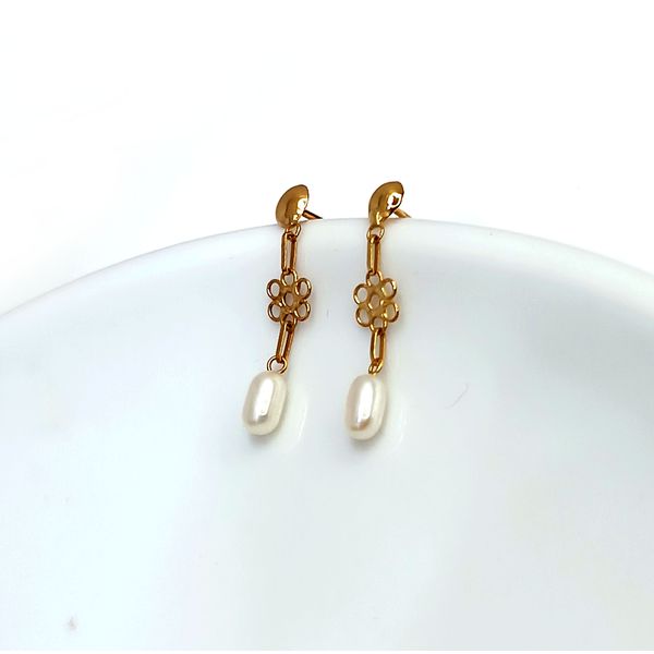 Brinco em Ouro 18k Florzinha e Pérola Grão