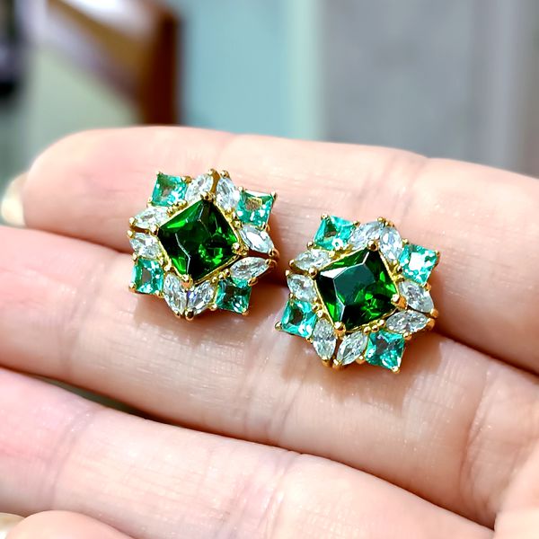 Brinco em Ouro Quadrado com Losangos Verdes e Brancos