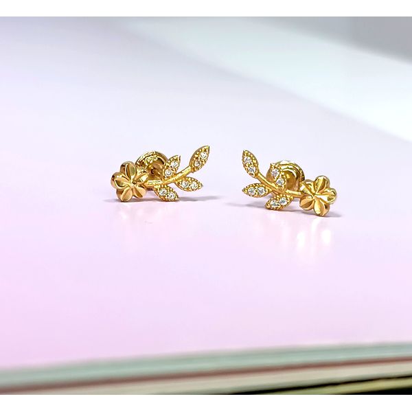 Brinco em Ouro 18k 750 Margarida com Folhas e Pedras