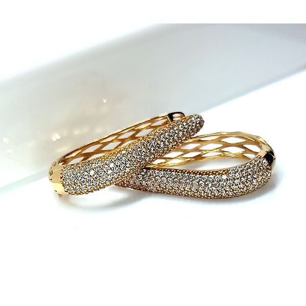 Brinco de Argola Cravejada em Ouro 18k