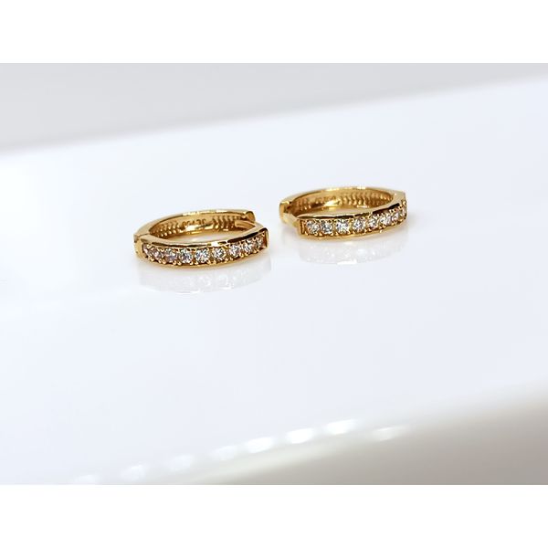 Brinco de Argola Cravejada com Zircônias em Ouro 18k