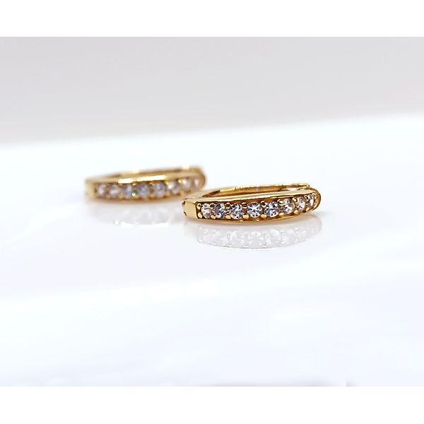 Brinco de Argola em Ouro 18k cravejado com Zircônias