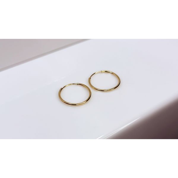 Brinco de Argola fio redondo em Ouro 18k