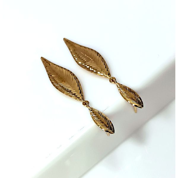 Brinco em Ouro 18k Pingente Folha Trabalhada
