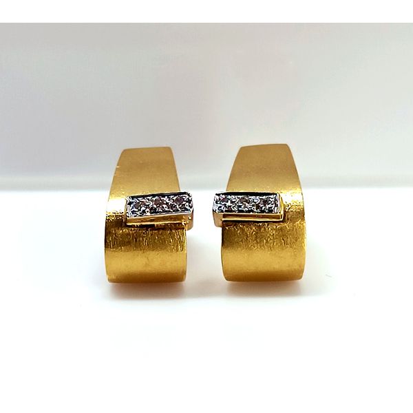 Brinco em Ouro 18k Trapézio Fosco cravejado com Diamantes
