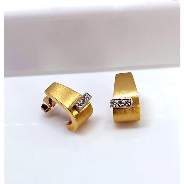Brinco em Ouro 18k Trapézio Fosco cravejado com Diamantes