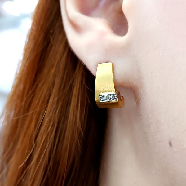 Brinco em Ouro 18k Trapézio Fosco cravejado com Diamantes