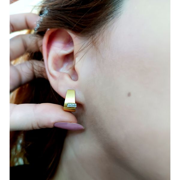 Brinco em Ouro 18k Trapézio Fosco cravejado com Diamantes