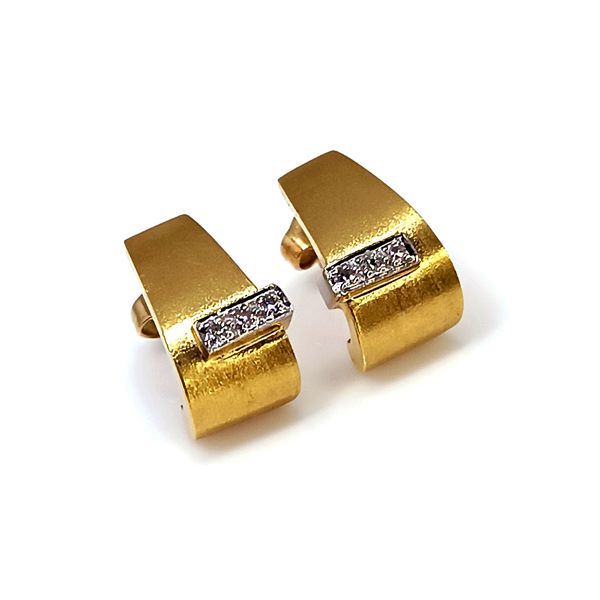 Brinco em Ouro 18k Trapézio Fosco cravejado com Diamantes