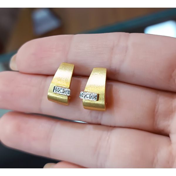 Brinco em Ouro 18k Trapézio Fosco cravejado com Diamantes