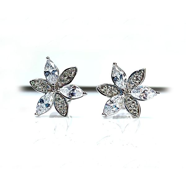 Brinco em Ouro Branco Flor com Zircônias 