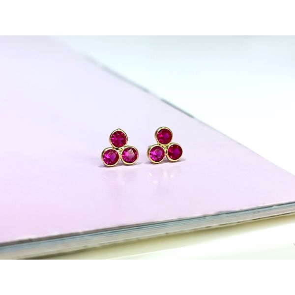 Brinco em Ouro 18k Trevinho com Pedra Vermelha