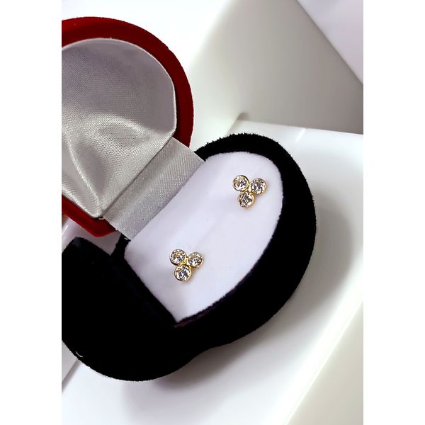 Brinco em Ouro 18k Trevinho com Pedra Branca