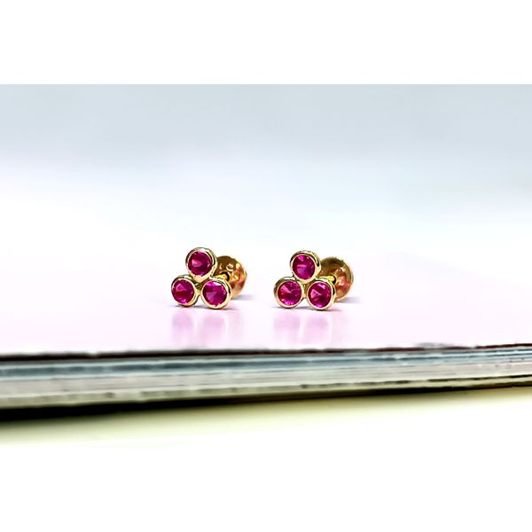 Brinco em Ouro 18k Trevinho com Pedras Vermelhas