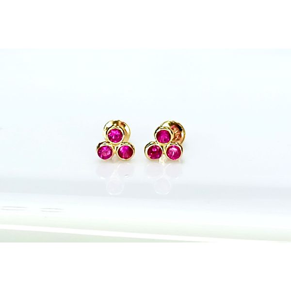 Brinco em Ouro 18k Trevinho com Pedras Vermelhas