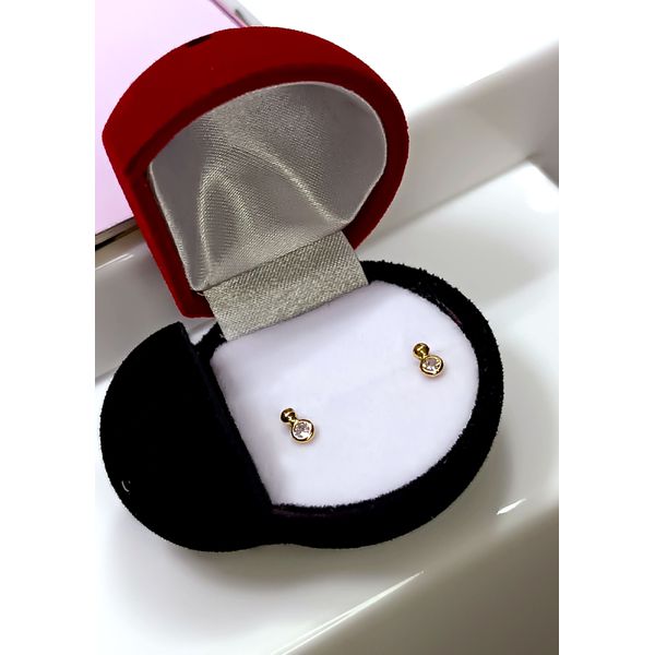 Brinco em Ouro 18k Redondo com Pedra Branca