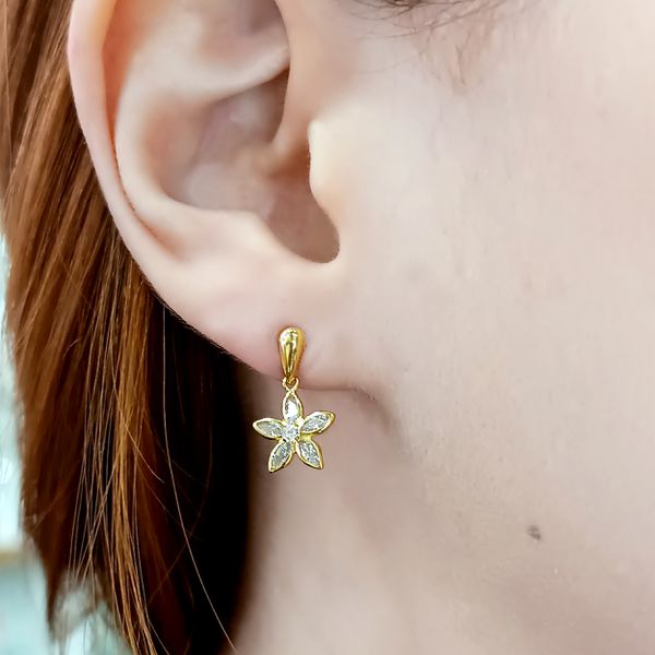 Brinco em Ouro 18k Flor com Pedras Brancas