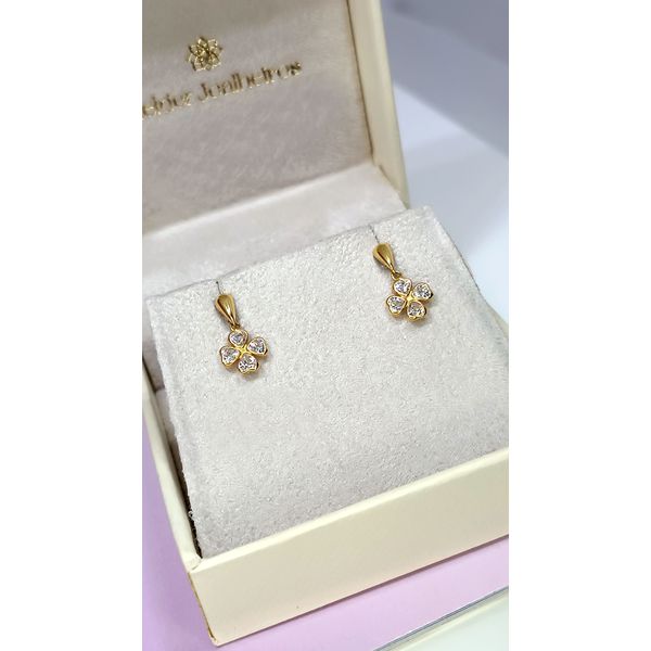 Brinco em Ouro 18k Pingente Trevo com Pedras Brancas