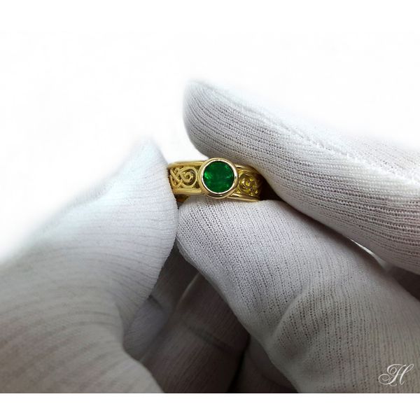 Anel de Formatura em Ouro 18k com Pedra Redonda Aro Trabalhado