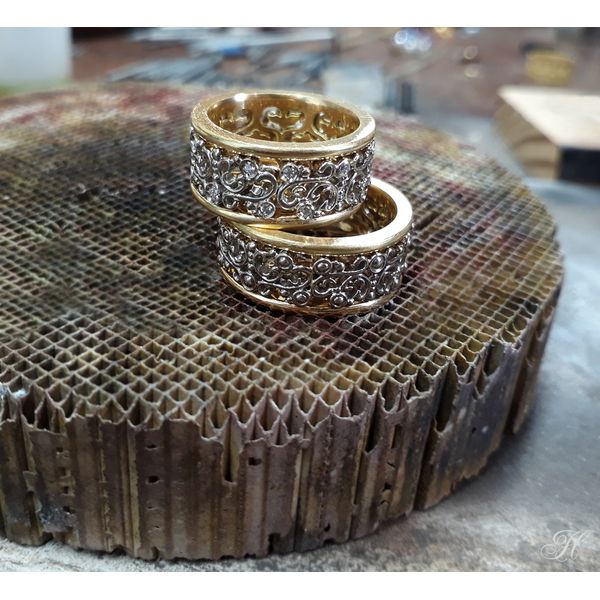 Alianças de Casamentos Toda Trabalhada em Arabescos e Diamantes em Ouro 18k - 9,5 Milímetros - Ouro 18k