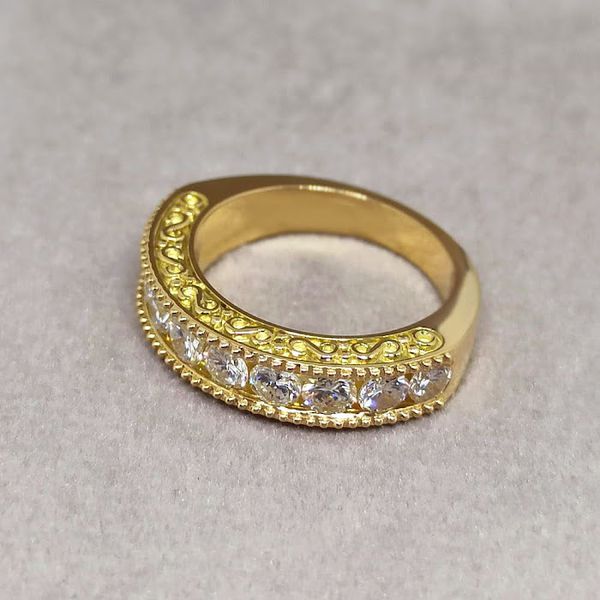 Meia Aliança de Diamantes em Ouro 18k