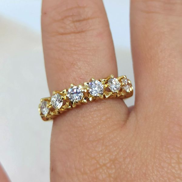 Meia Aliança em Ouro 18k com Brilhantes