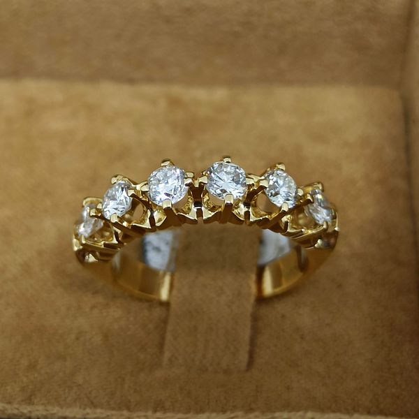 Meia Aliança em Ouro 18k com Brilhantes