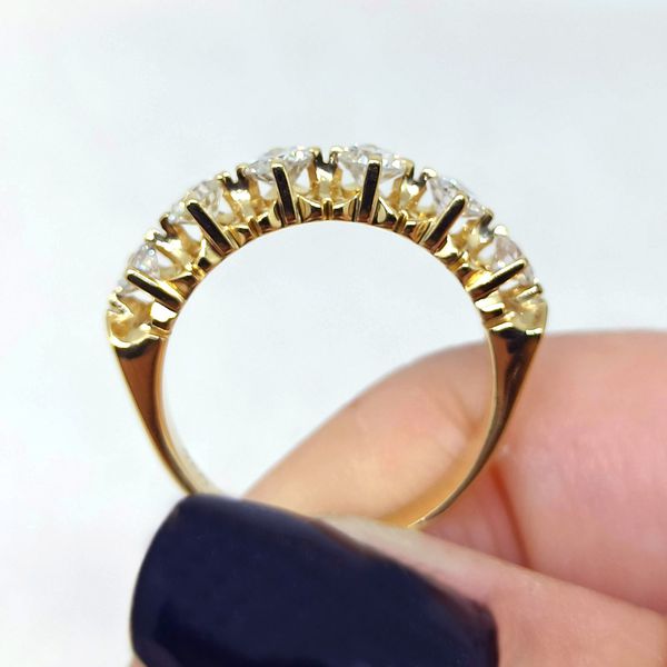 Meia Aliança em Ouro 18k com Brilhantes