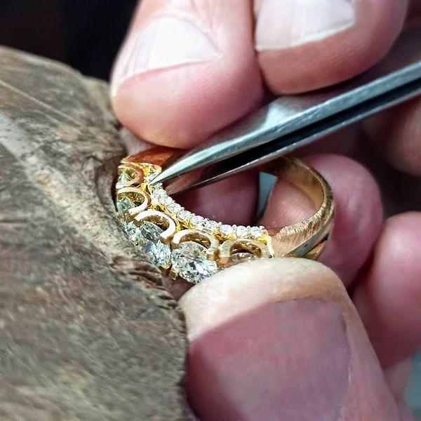 Meia Aliança em Ouro Cravejada Laterais e Arco
