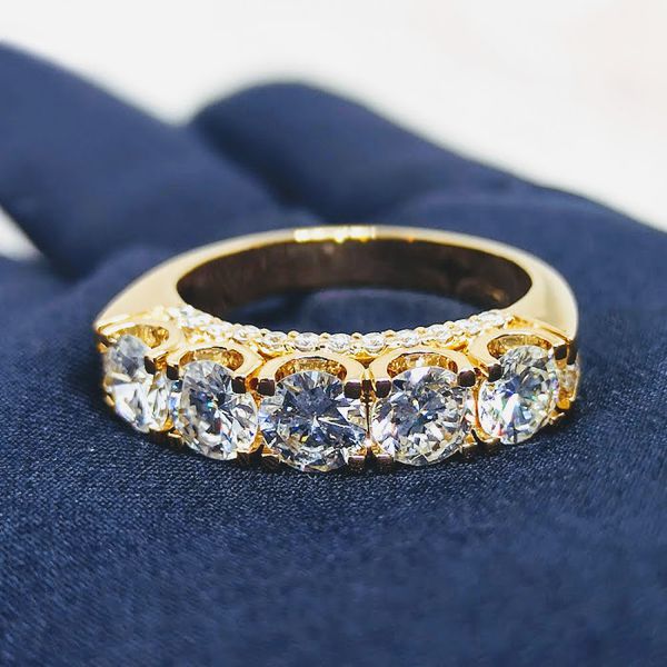 Meia Aliança em Ouro Cravejada Laterais e Arco