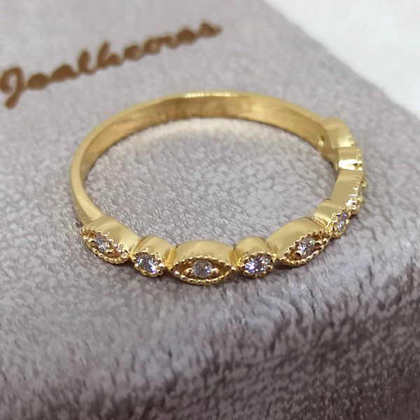 Meia Aliança em Ouro 18k com Diamantes 