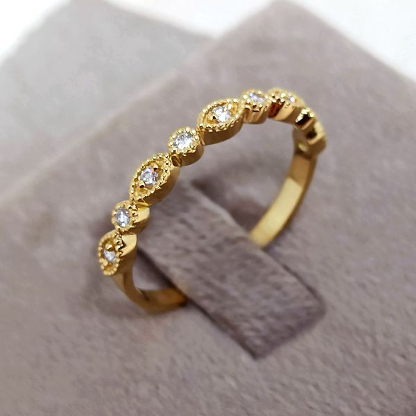 Meia Aliança em Ouro 18k com Diamantes 