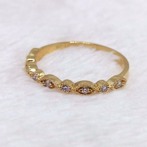 Meia Aliança em Ouro 18k com Diamantes 