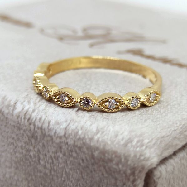 Meia Aliança em Ouro 18k com Diamantes 